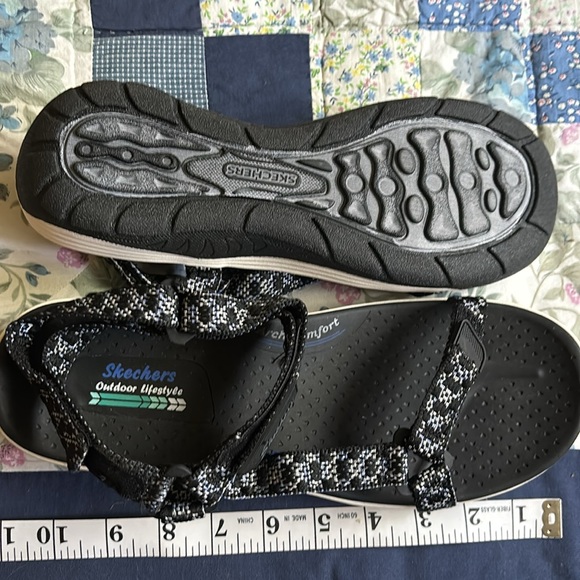 Ladies SKECHERS  Size 11 Sandals - Never Worn - Picture 4 of 8